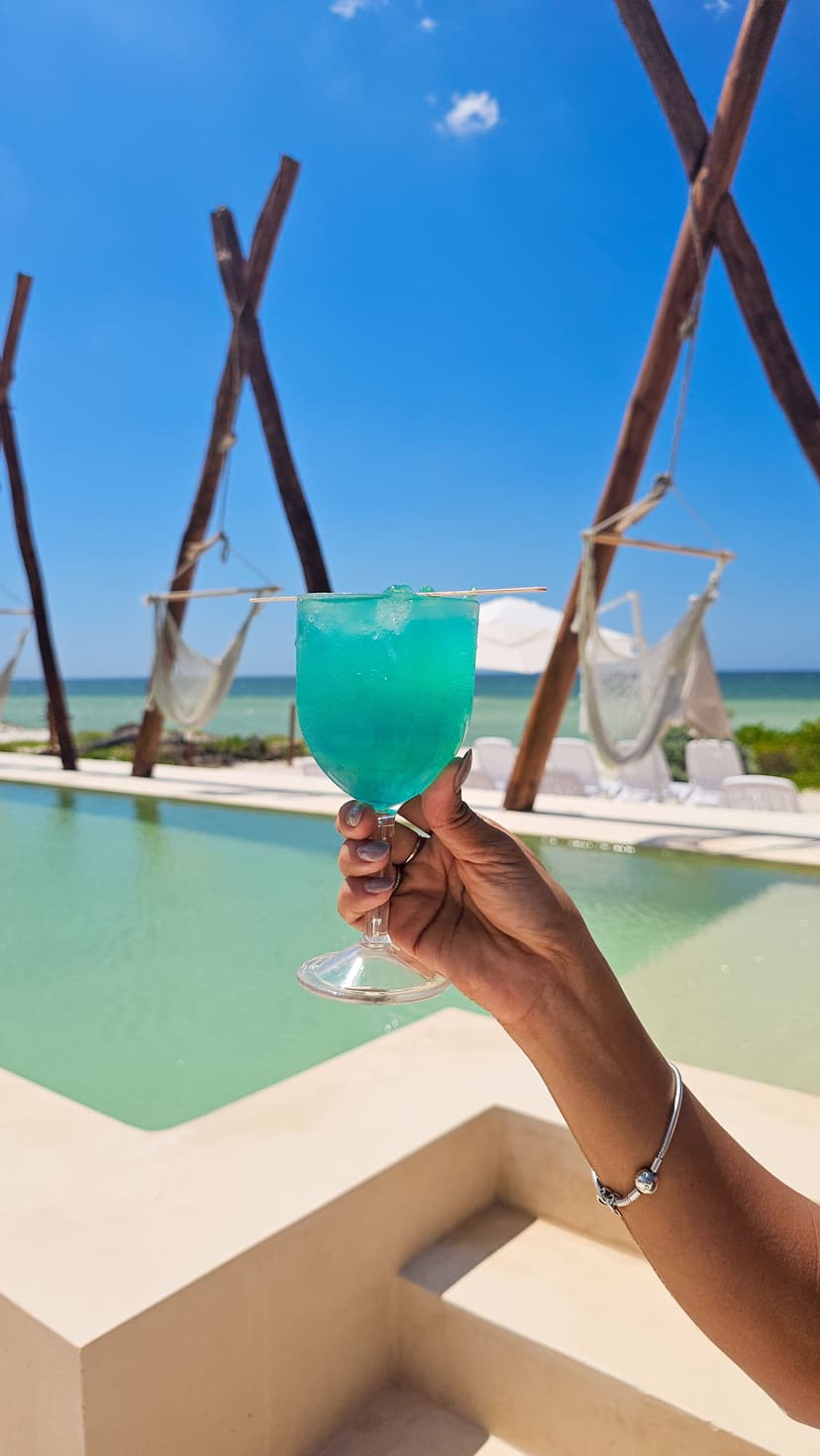 Cóctel azul en la alberca